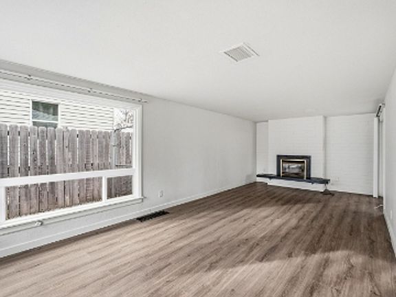 4th image of 1307 E Thurston Ave