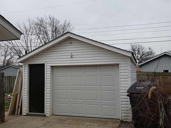 2nd image of 1025 Holly Dr