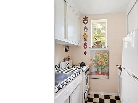 4th image of 150 E 27th St APT 5H