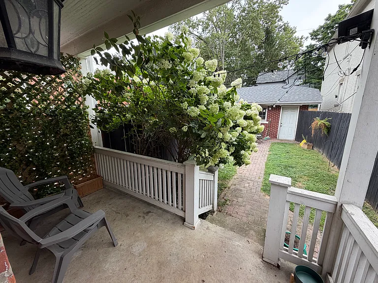 320 E Whittier St — Photo 11