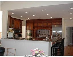 2nd image of 21 Sherwood Forest Ln