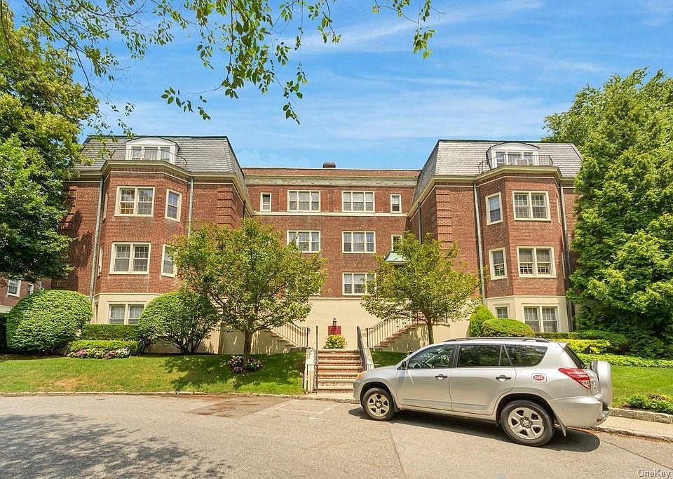1st image of 4 Chateaux Cir APT 4F