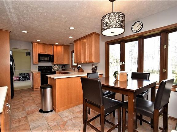 4th image of 32657 Springside Ln