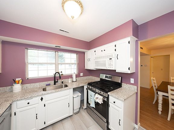 4th image of 506 Edgebrook Dr Unit 506