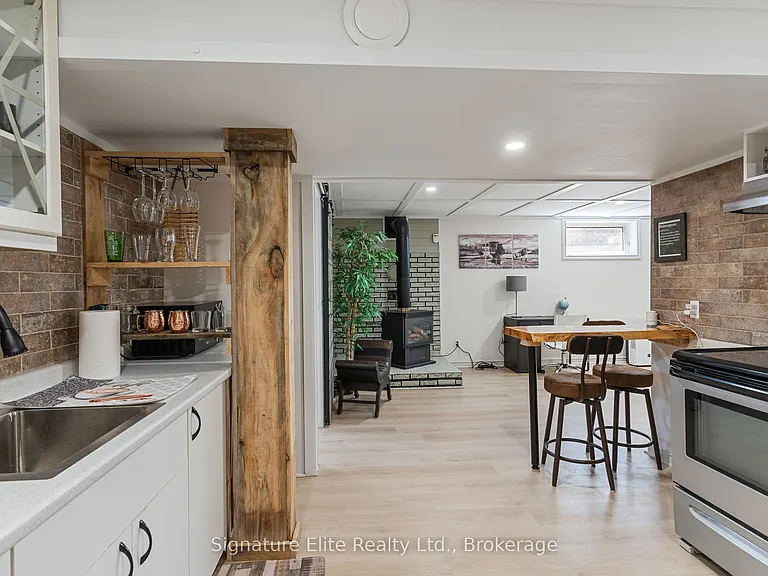 35 Cedartree Ln — Photo 1