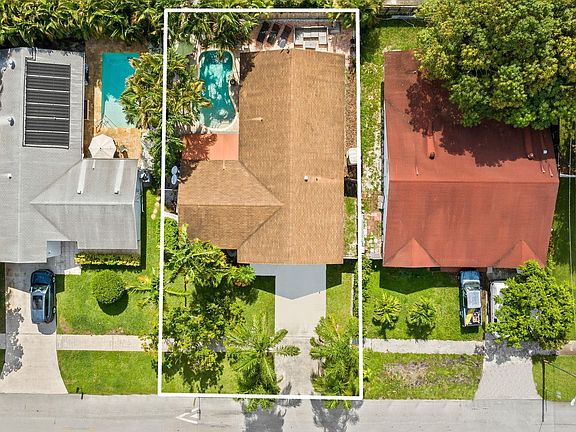 2nd image of 350 SW 32nd Avenue