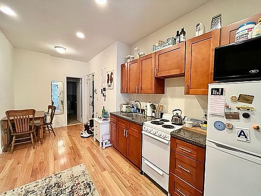 2nd image of 221 E 5th St APT 10