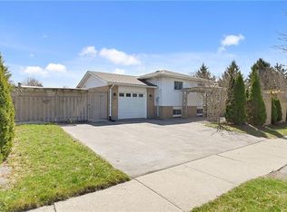 4 Warwick Ct, Kitchener, ON N2E2P1