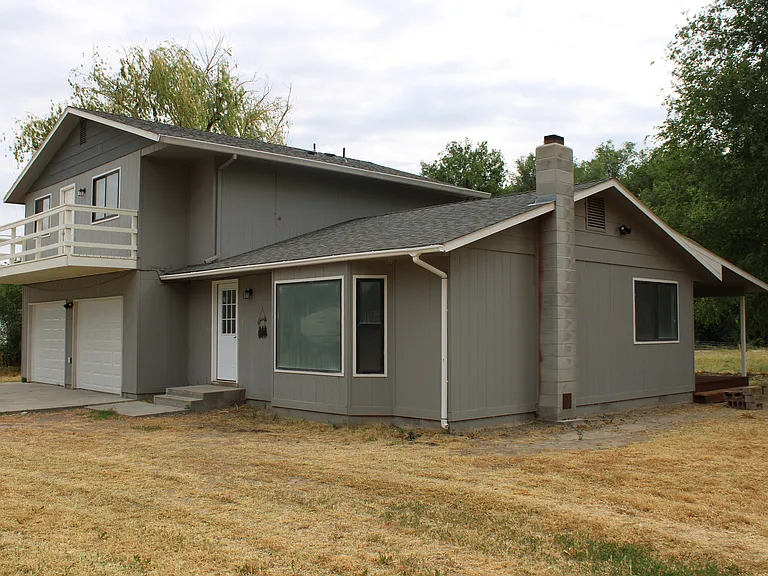 101 S 6th St W — Photo 1