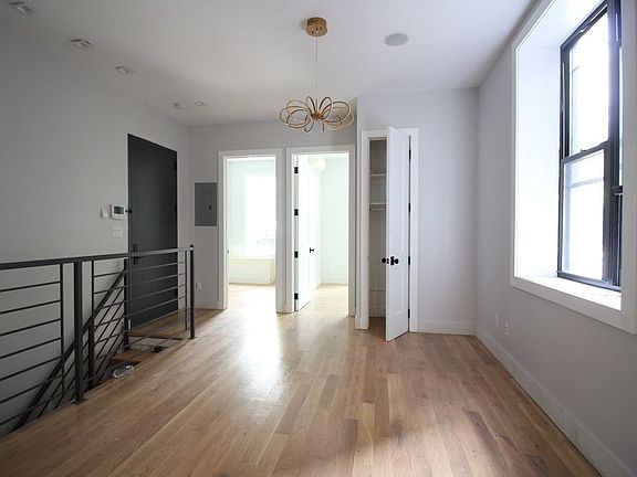 3rd image of 717 Dekalb Ave APT 1