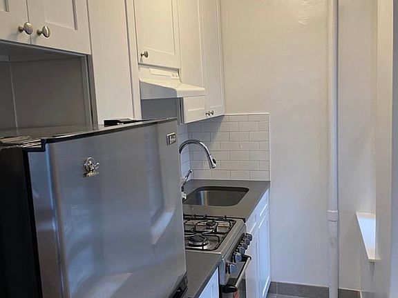 5th image of 140 E 52nd St APT 3C