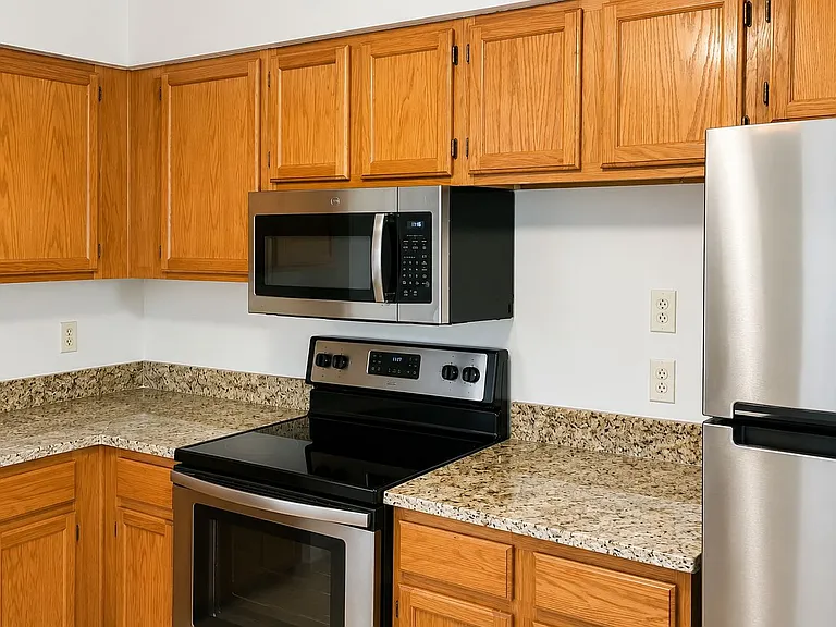 2557 Stockbridge Dr #B — Photo 6