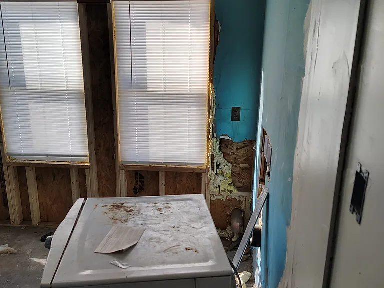 140 Illinois St — Photo 24