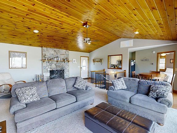 5th image of 1076 Oak Grove Dr