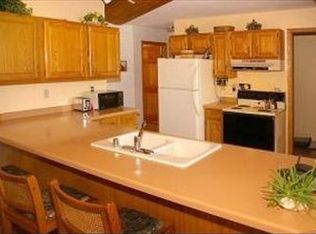 1068 Whittier Ln, Oconomowoc, WI 53066