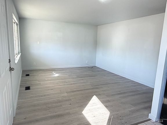 5th image of 210 Erickson Ave