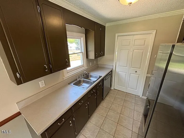2325 Stephanie Ln — Photo 10
