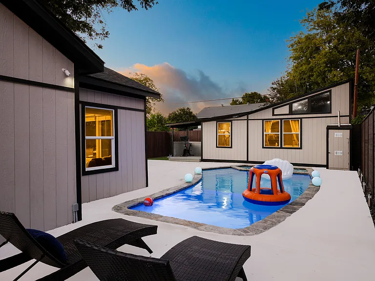 1515 W Kings Hwy — Photo 1