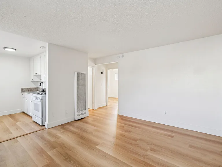 Bella Vista Apartments — Photo 19