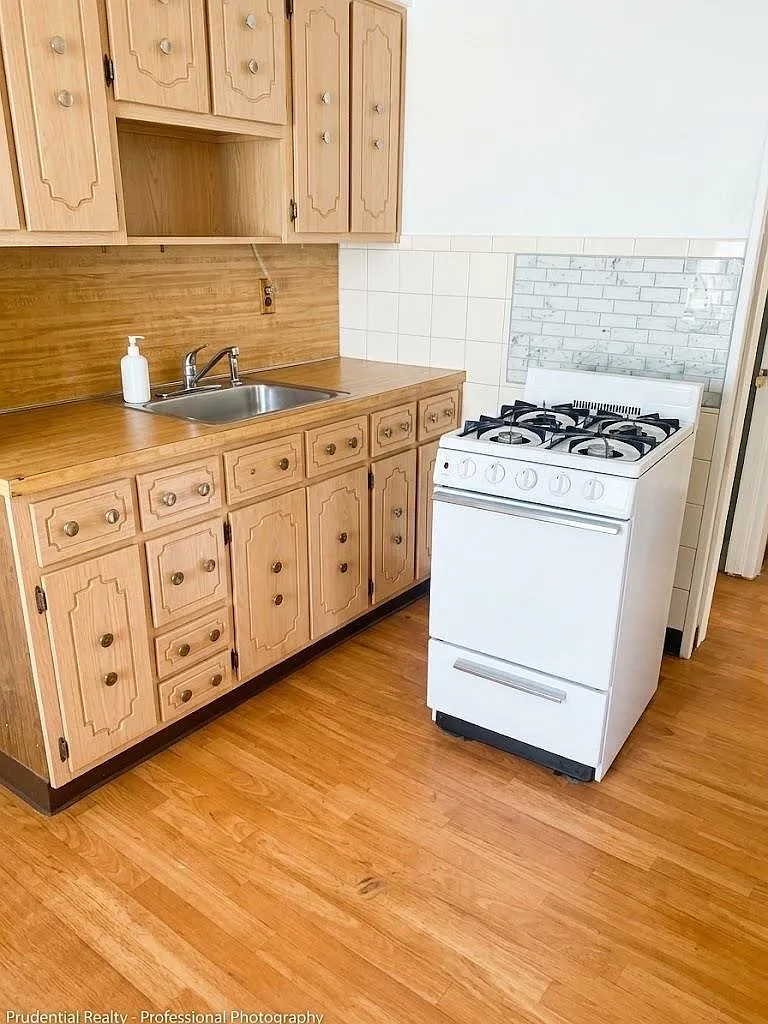 2 bed, 1.0 bath, $1,900 — Photo 2