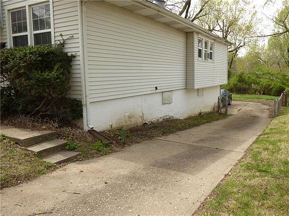 2nd image of 1902 S Maywood Ave