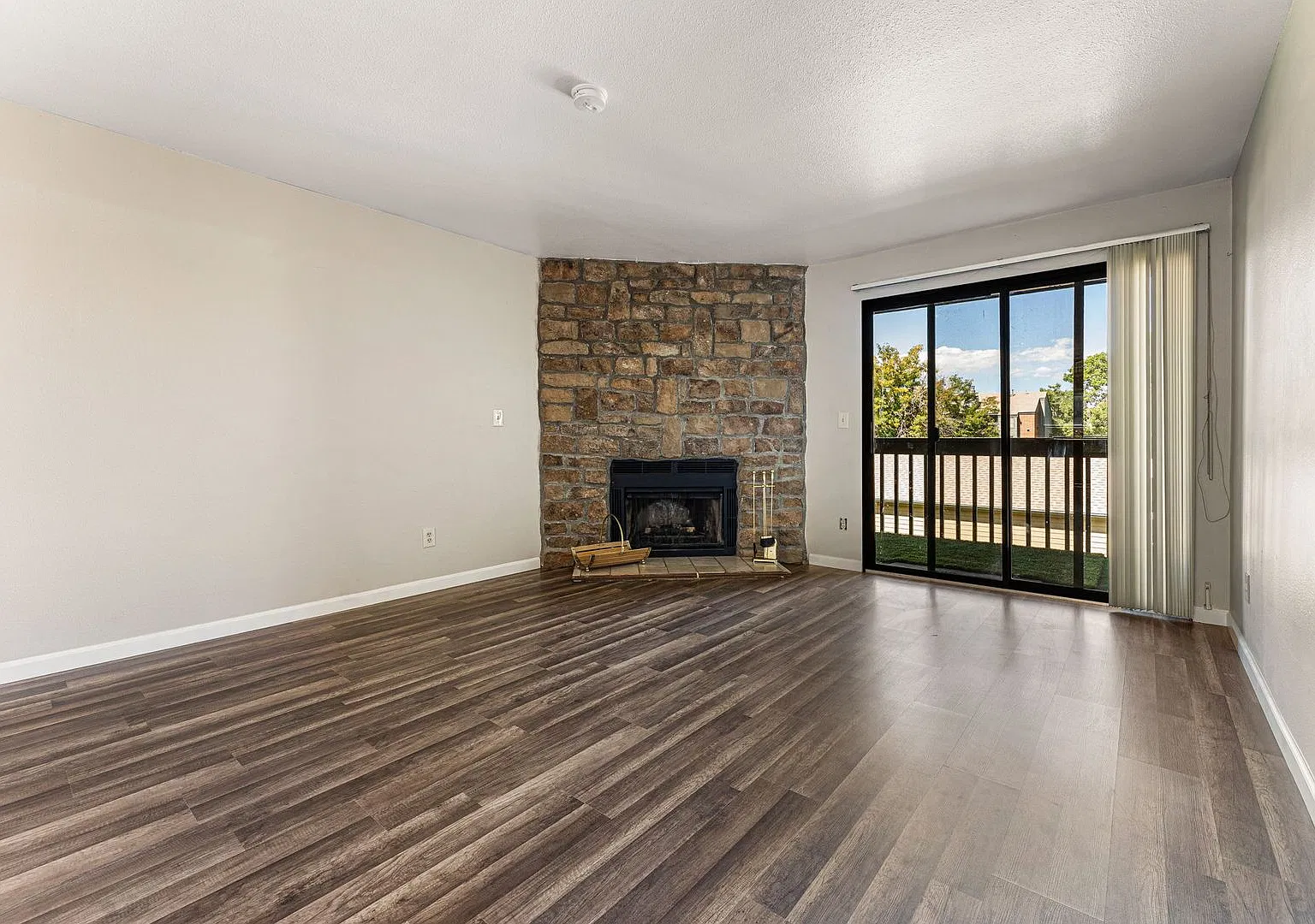 Garage Included - Renovated 2-Bed/2-Bath Condo In Tall Pines, Lakewood! — Photo 4
