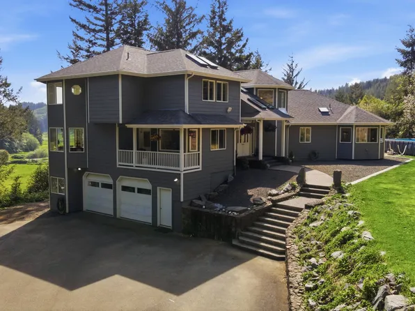95037 Haynes Way Ln, North Bend, OR 97459