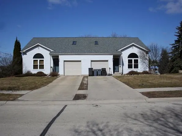 889 S Imperial Dr, Hartland, WI 53029