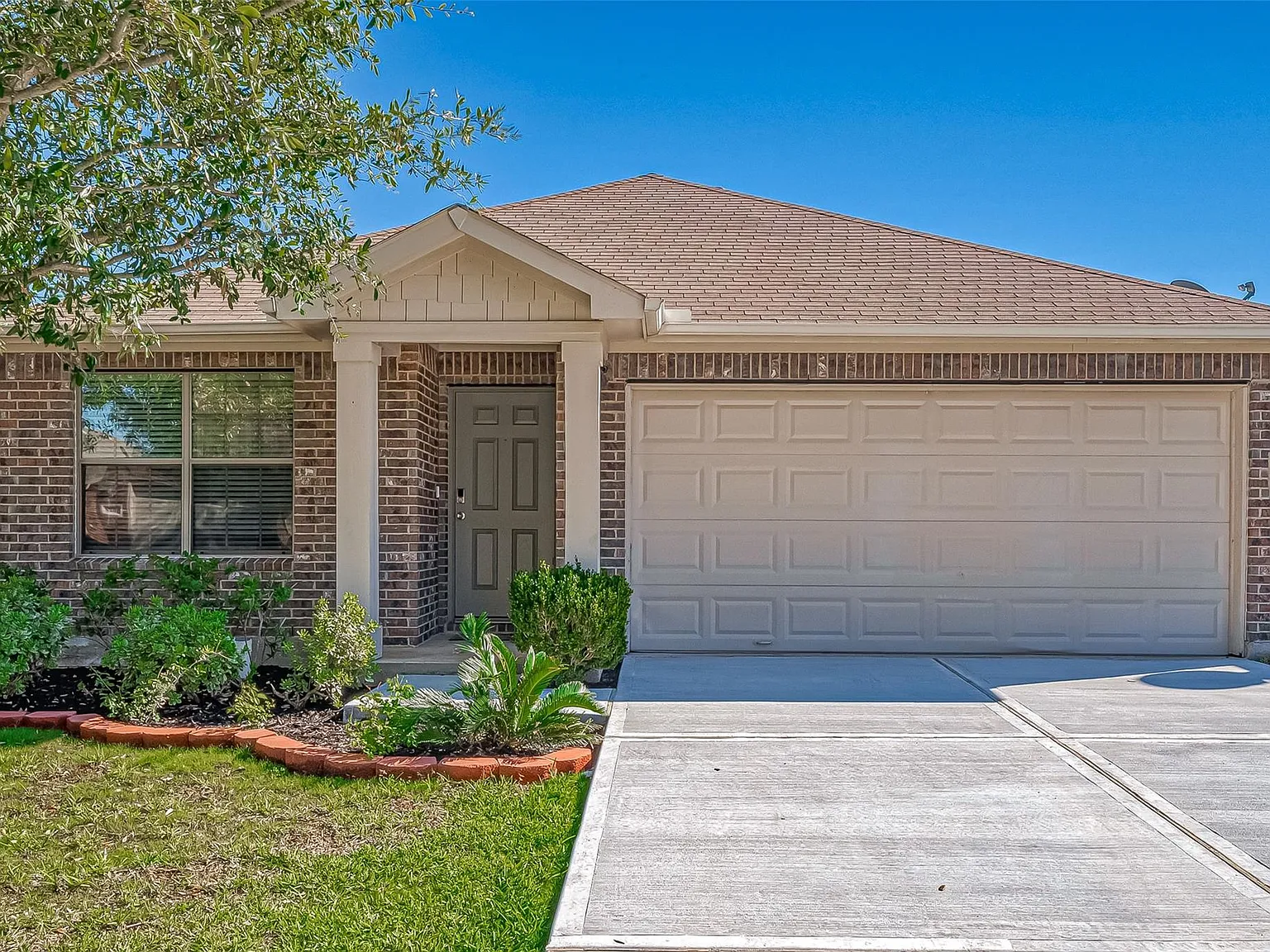 3 bed, 2.0 bath, 1600 sqft, $2,100 — Photo 1