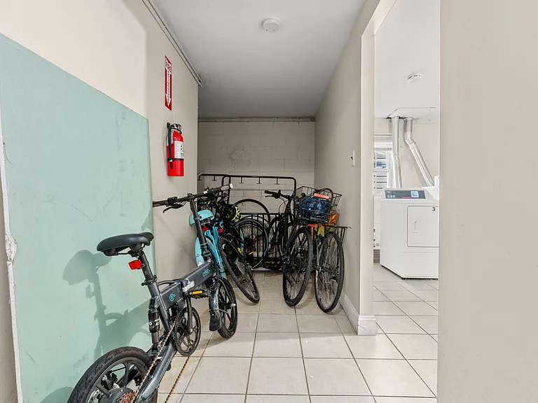 71 Oxford Ave #8 — Photo 10