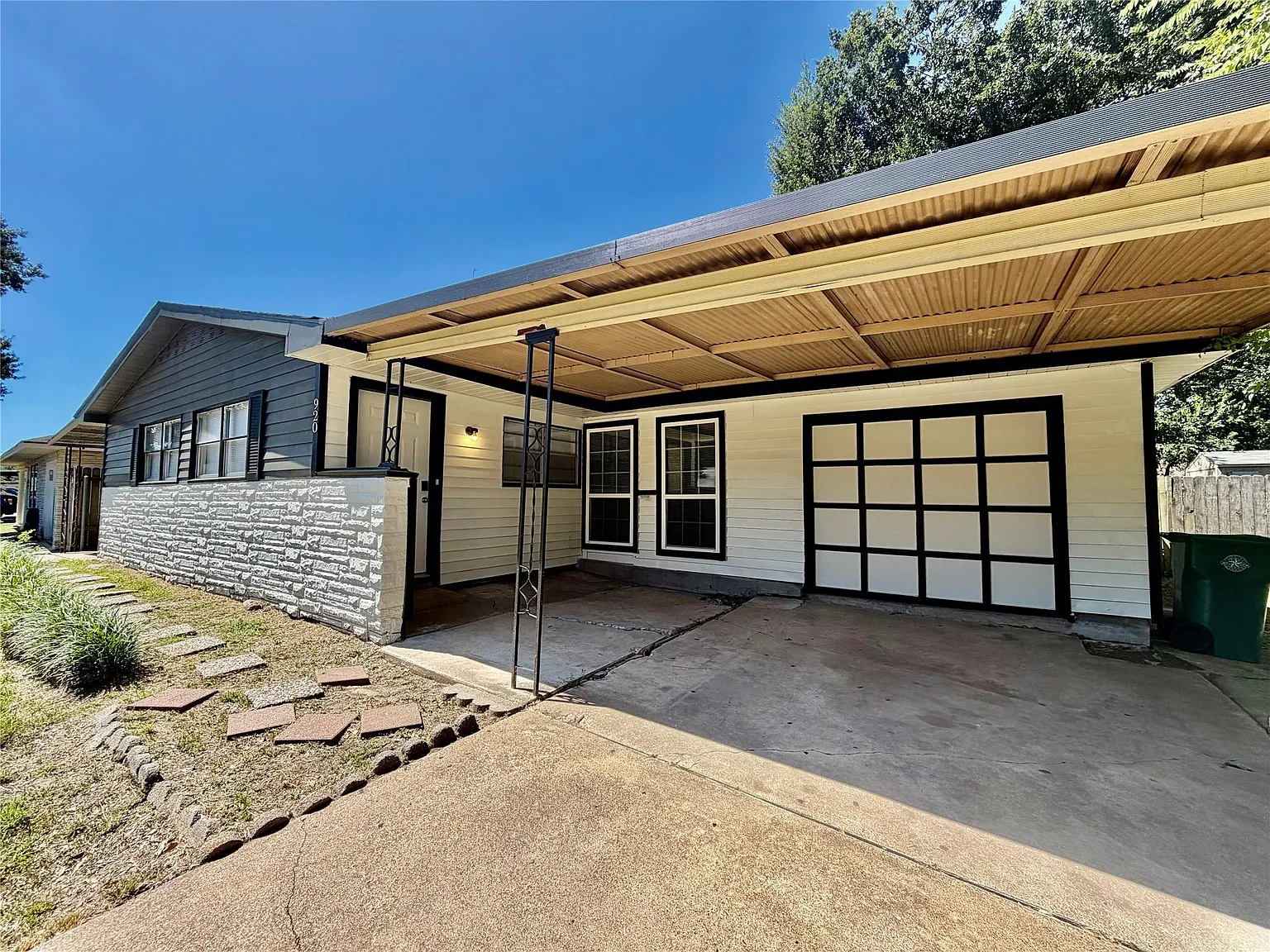 4 bed, 1.0 bath, 1166 sqft, $1,700 — Photo 4
