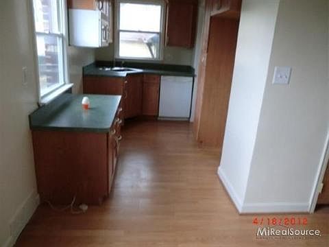 5th image of 13750 Manhattan Ave