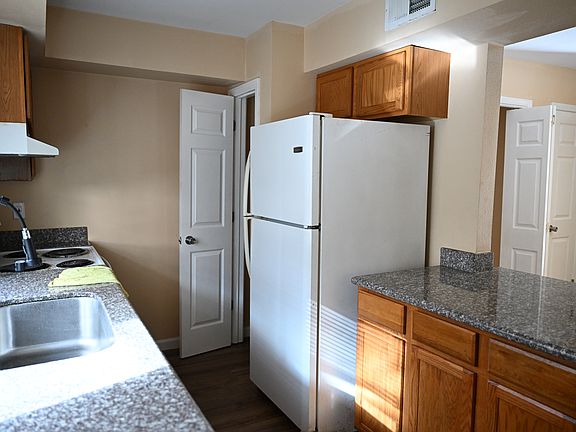 3rd image of 807 Vouray Dr #D