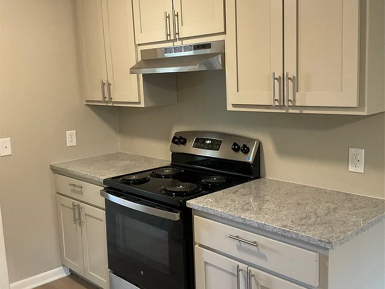1809 E 2nd St #11 — Photo 5