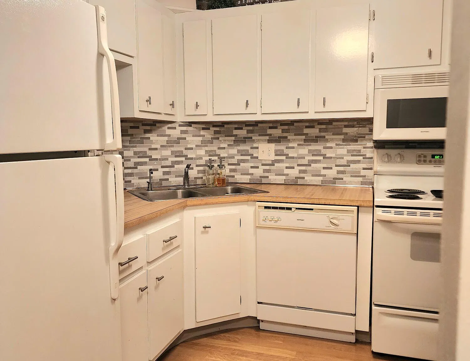 2 bed, 2.0 bath, 972 sqft, $2,300 — Photo 2