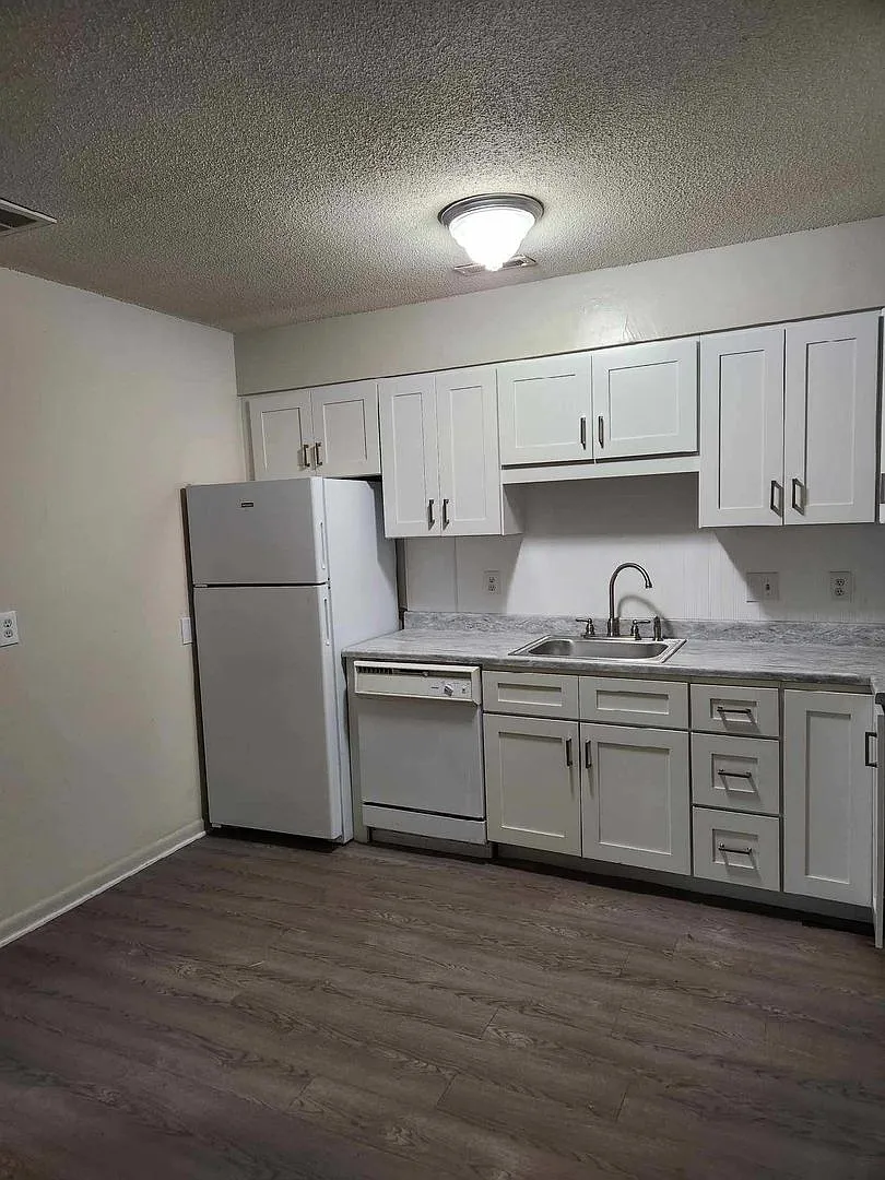 Pre-Leasing Summer/Fall 2026 ~ Woodall Apartments ~ 1 Bedroom Blocks From Ncsu Campus ~ Pets Alowed — Photo 2