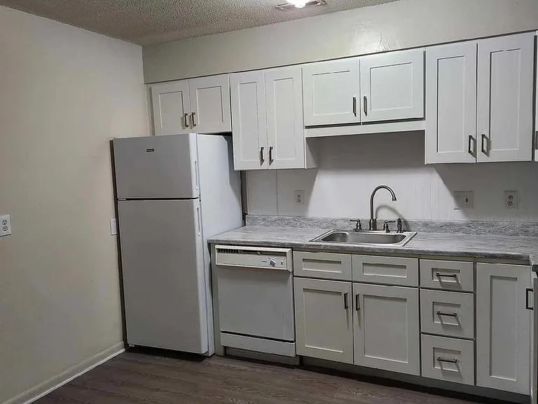 Pre-Leasing Summer/Fall 2026 ~ Woodall Apartments ~ 1 Bedroom Blocks From Ncsu Campus — Photo 2