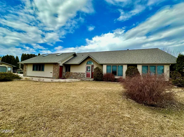 606 10th St SW, Jamestown, ND 58401