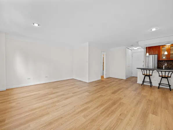 240 East 35th Street image 10 of 18