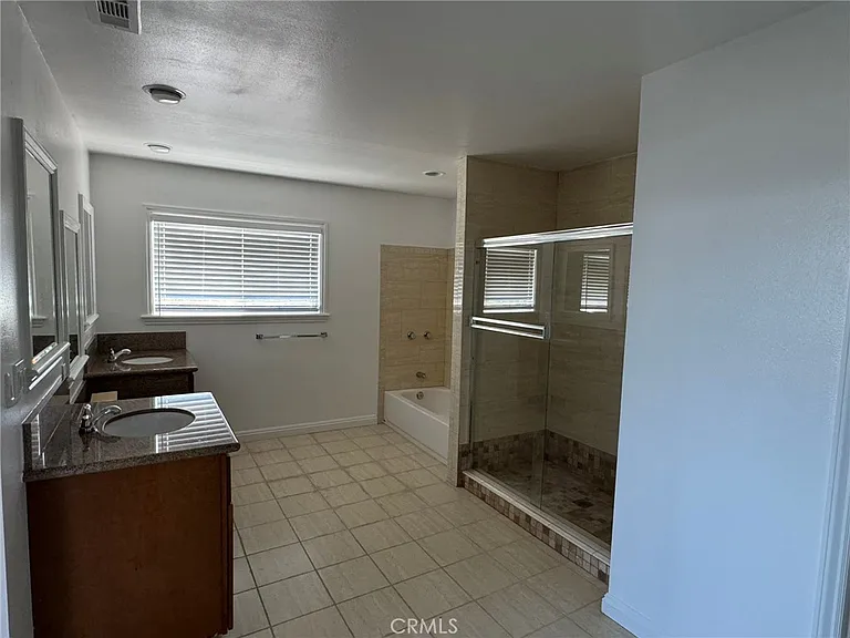 1041 W Acacia Ave — Photo 17