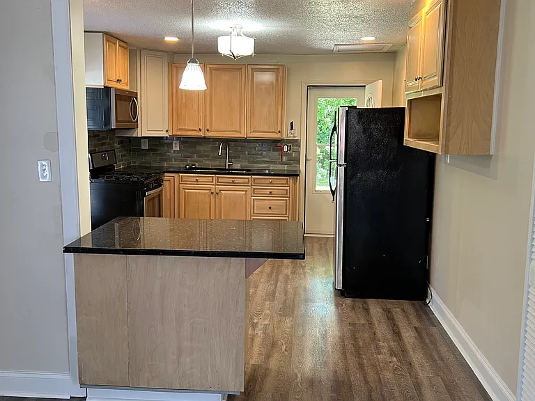 380 Sharpe St — Photo 4