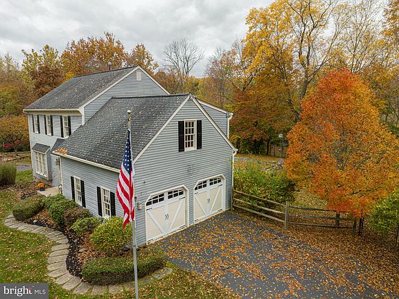 5th image of 406 Saint Anns Cir