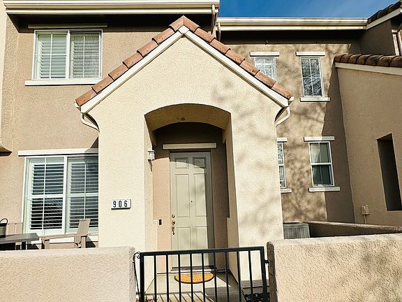 2nd image of 906 Esplanade Cir