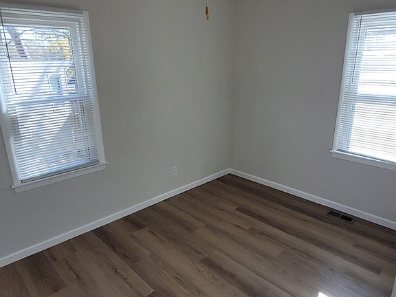 2nd image of 604 N Sunset Dr
