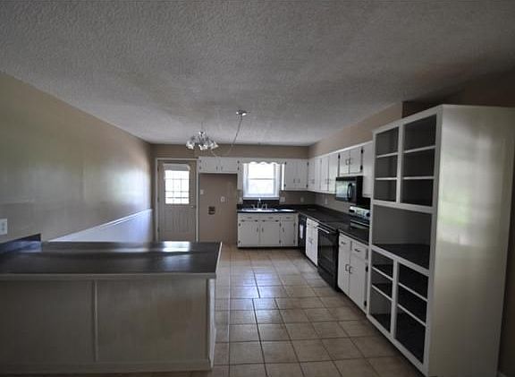3rd image of 386 Lake Shore Dr