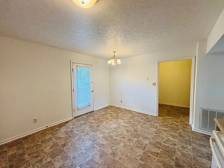 435 Wakeman Ct — Photo 5