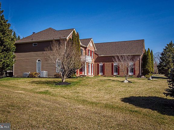 3rd image of 3915 Fox Valley Dr