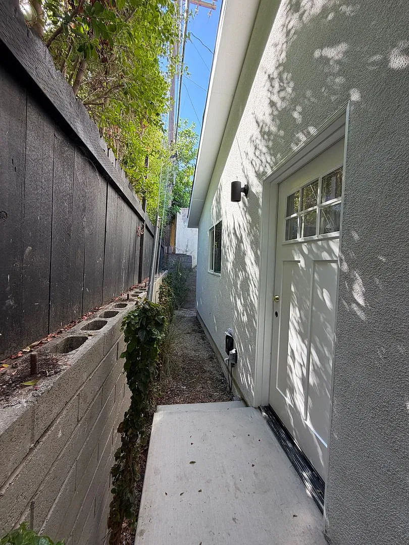 5558 Riverton Ave — Photo 4