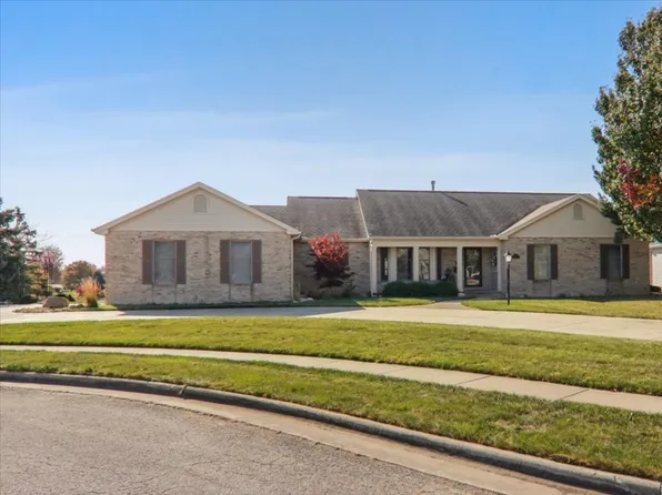 15 Smokey Ct, Bloomington, IL 61704
