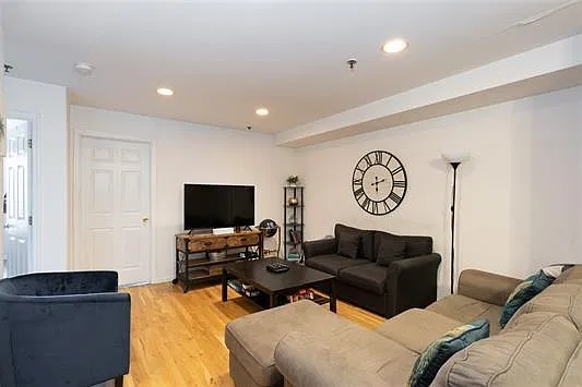4 bed, 2.0 bath, 1336 sqft, $5,800 — Photo 4